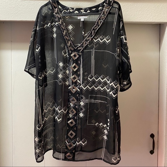 - A Pea in a Pod Sheer Blouse Black with Jew… - Picture 1 of 5